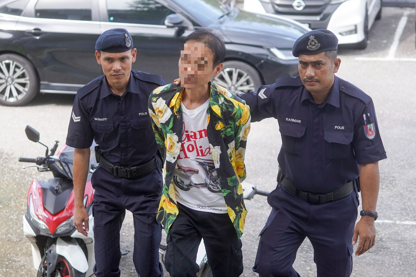 Penumpang VIP Siram Air Botol Pada Sekuriti KLIA, Cuba Berkasar Dengan Pramugari