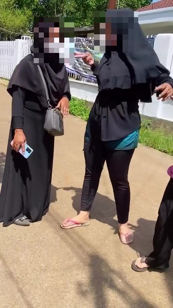 Selesai Pengebumian, Anak Tangkap Wanita Simpanan Berani Ziarah Kubur Bapa