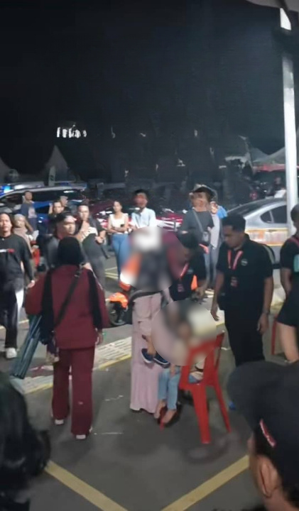 Wanita Bawa Anak Autisme Pergi Event Kereta, Baling Kerusi Kerana Ekzos Bising