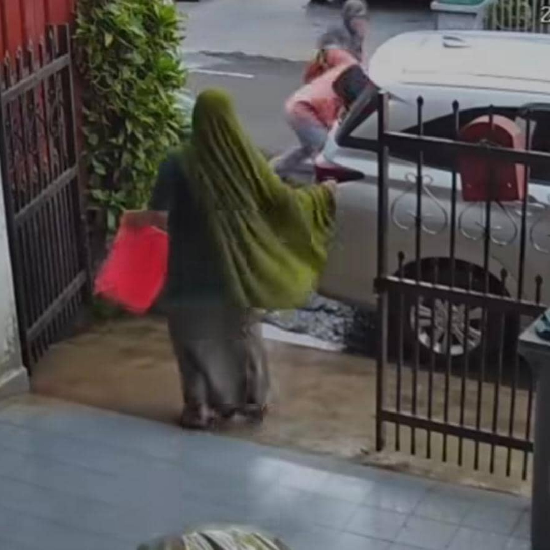 Giliran Anak Buah Makcik Sapu Bersuara “Jiran Kiri Suka Carut, Simbah Air Kotor”