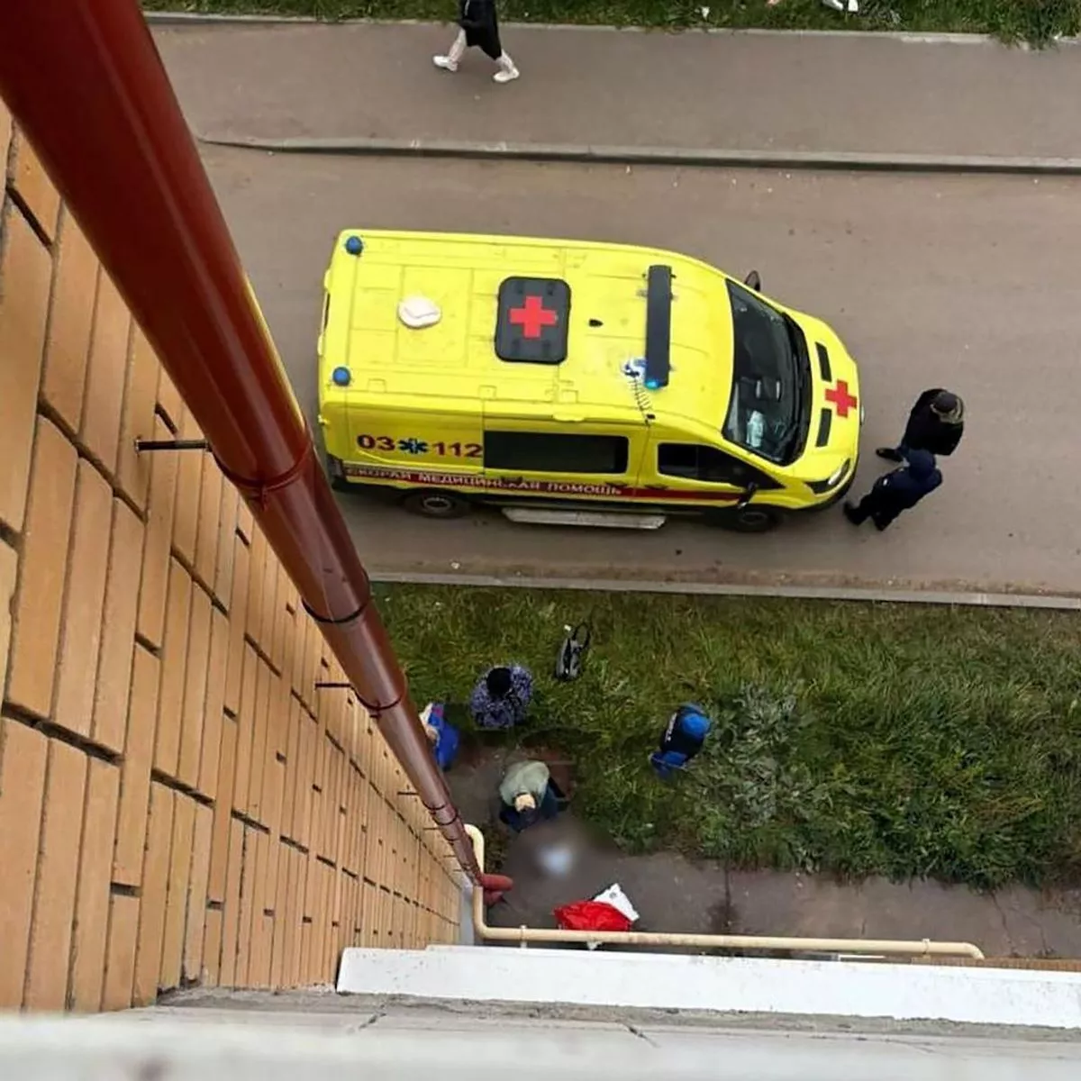 Didakwa Cemburu, Anak Sulung Usia 5 Tahun Campak Adik Usia 21 Hari Dari Aras 4