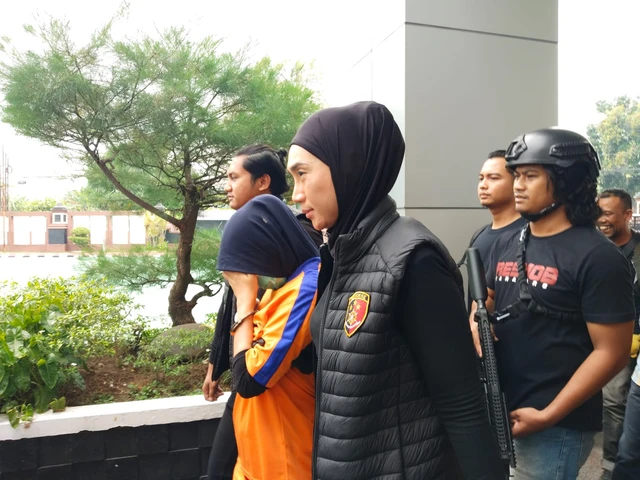 Pasangan Usia 20 & 21 Terlanjur, Bayi Luar Nikah Dililit Sellotape Sejurus Lahir