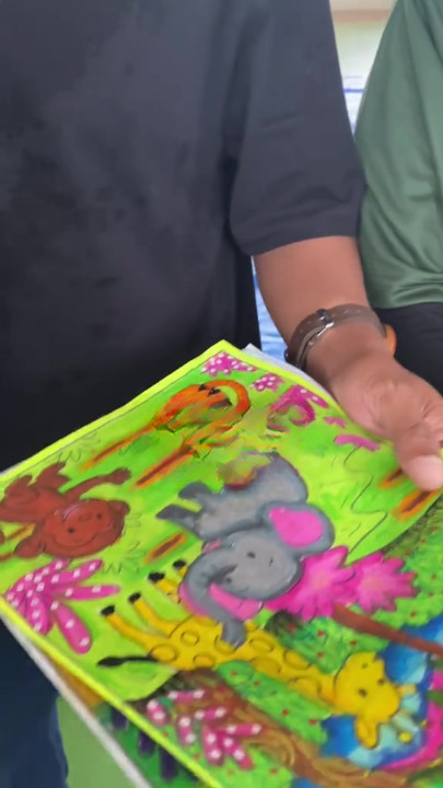 Anak Kalah Pertandingan Mewarna Kerana Hasil Cantik, Ibu Kesal Dituduh Membantu