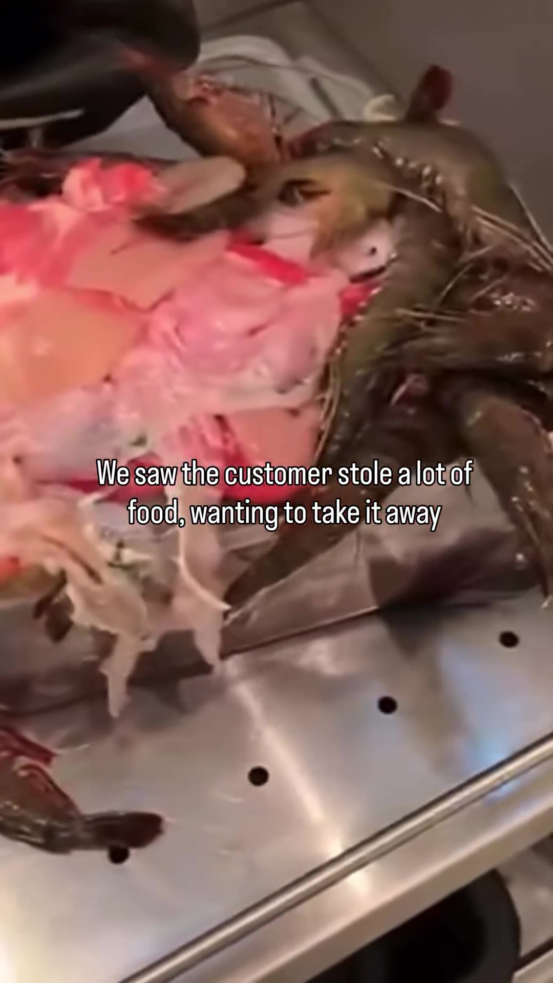 Pelanggan Kantoi Curi Tapau Makanan Hotspot, Udang, Daging & Tiram Padat 1 Beg