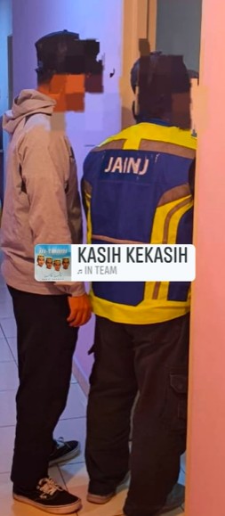 Selimut Bergulung! Pasangan Baru Tunang Ditangkap Khalwat Saat Ibu Balik Kampung