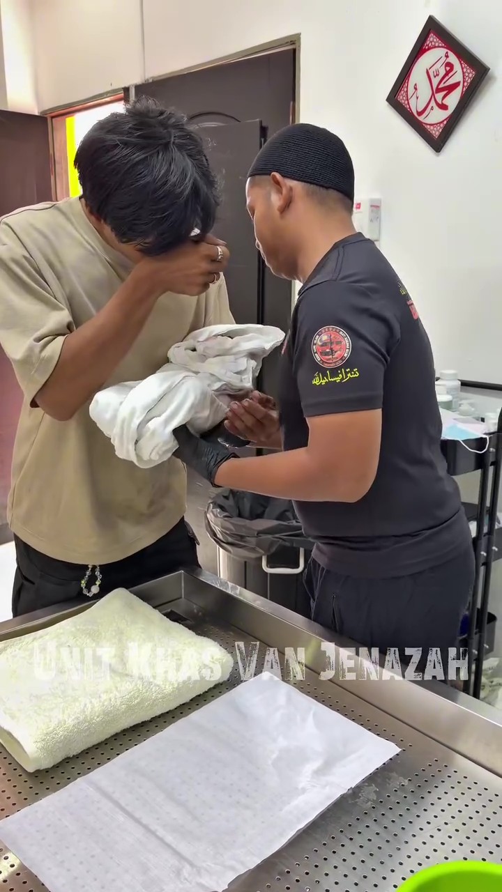 Isteri Bersalin Songsang Di Bilik Air Rumah, Kepala Bayi Tersangkut Terlalu Lama