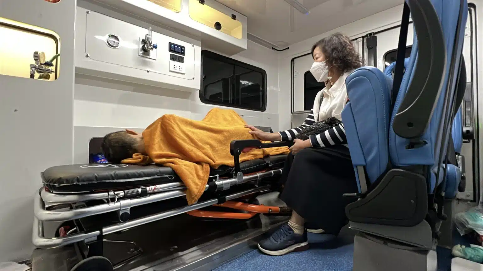 Sudah 2 Hari Pergi Selamanya, Wanita Tiba-Tiba Ketuk Keranda & Hidup Semula