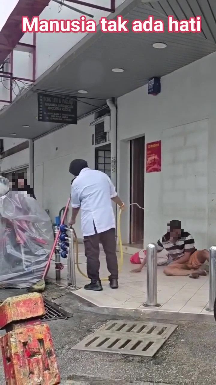 Insiden Mak Guard & Tukang Kasut Siram Air Pada Gelandangan, AmBank Mohon Maaf