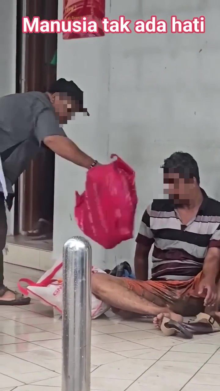 Insiden Mak Guard & Tukang Kasut Siram Air Pada Gelandangan, AmBank Mohon Maaf