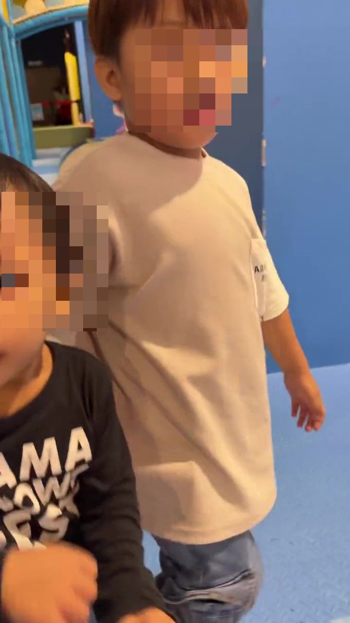 Anak Ditinggal 3 Jam Di Indoor Playground Menangis Lapar, Ibu Ayah Pergi Makan