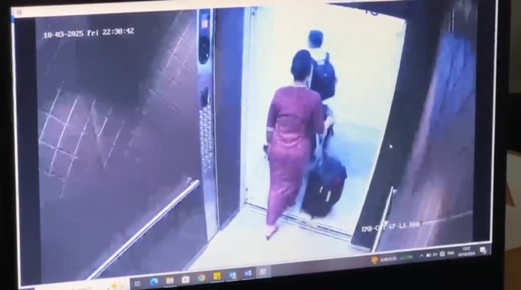 Pramugari Kucup Dada Pengarah Syarikat Penerbangan, Isteri ‘Spill’ CCTV Lif
