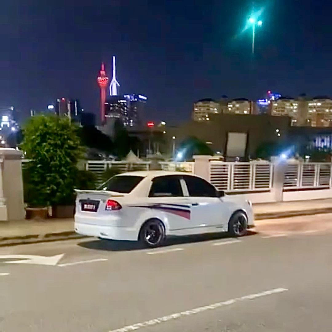 Wanita Minta Tolong Dalam Kereta, Tetapi Lelaki Bersamanya Suruh Mengucap