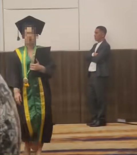 Isteri Terjah Majlis Konvo, Rentap Mortar Board Graduan Yang Jadi Skandal Suami