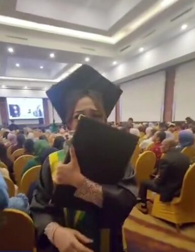 Isteri Terjah Majlis Konvo, Rentap Mortar Board Graduan Yang Jadi Skandal Suami