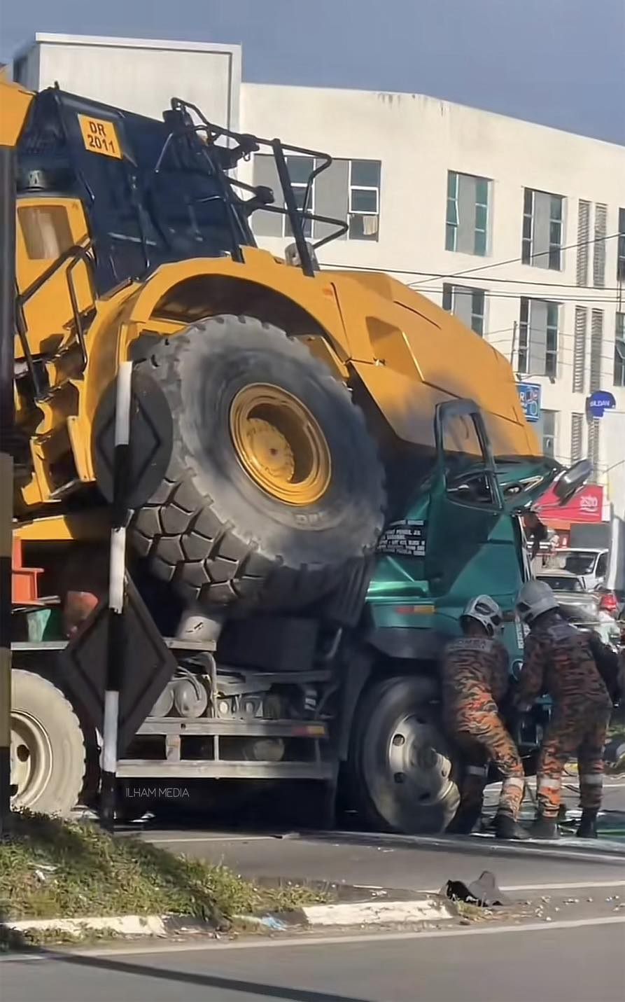 Nahas Inersia, Jentera Berat Terhempap Kepala Treler, Pemandu & Kelindan ‘Tewas’