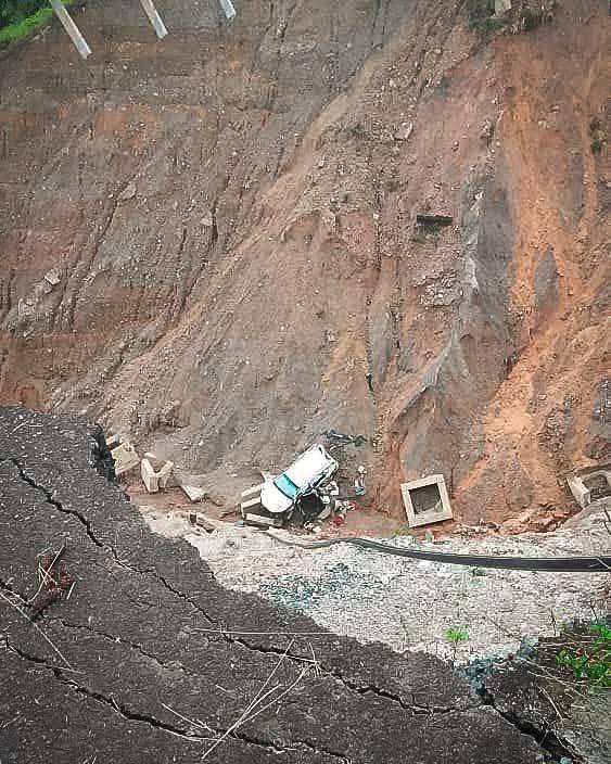 Lalu Jalan Ditutup, MPV Terhumban Dalam Gaung, Bakal Pengantin Meninggal Dunia