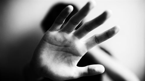 Abang Tunggu Luar, Guru Pura-Pura Buang Sampah Untuk Lari Dari Suami Kaki Bantai