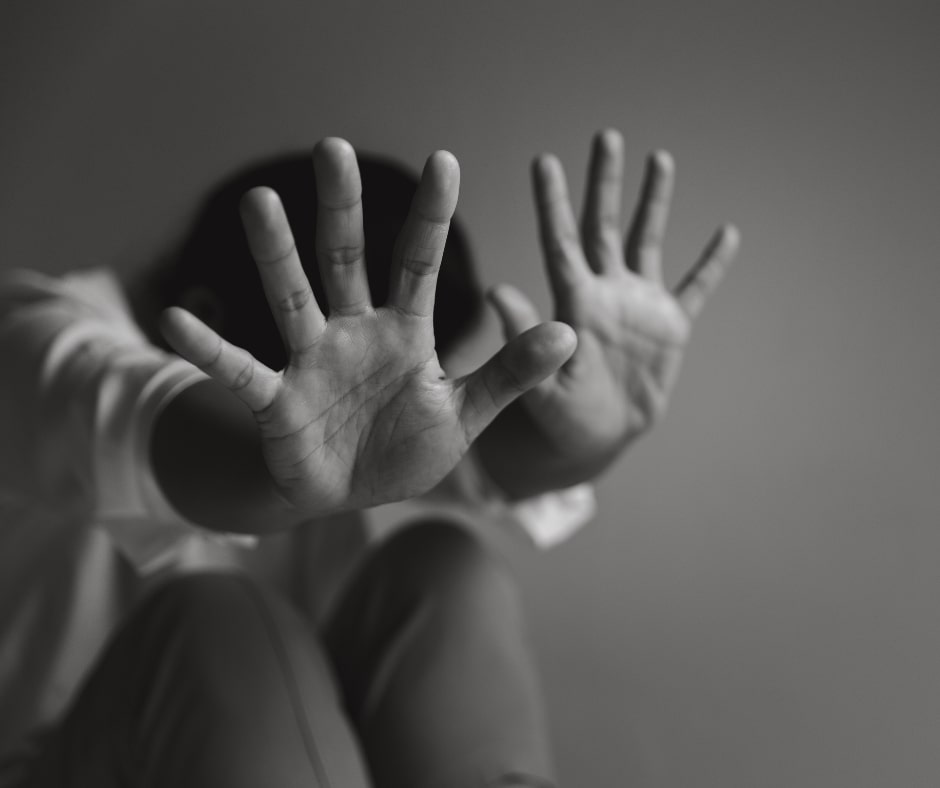 Abang Tunggu Luar, Guru Pura-Pura Buang Sampah Untuk Lari Dari Suami Kaki Bantai