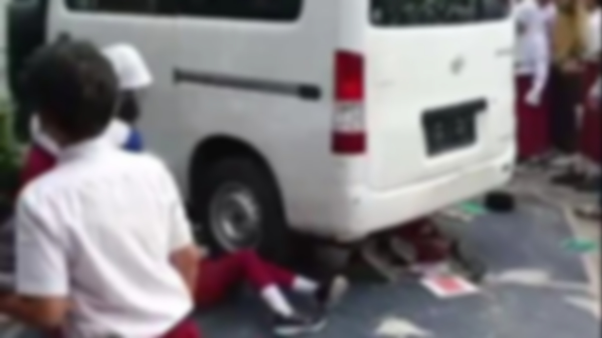 Van Pembawa Makanan Tiba-Tiba ‘Hentam’ Tapak Perhimpunan Sekolah Dipenuhi Murid