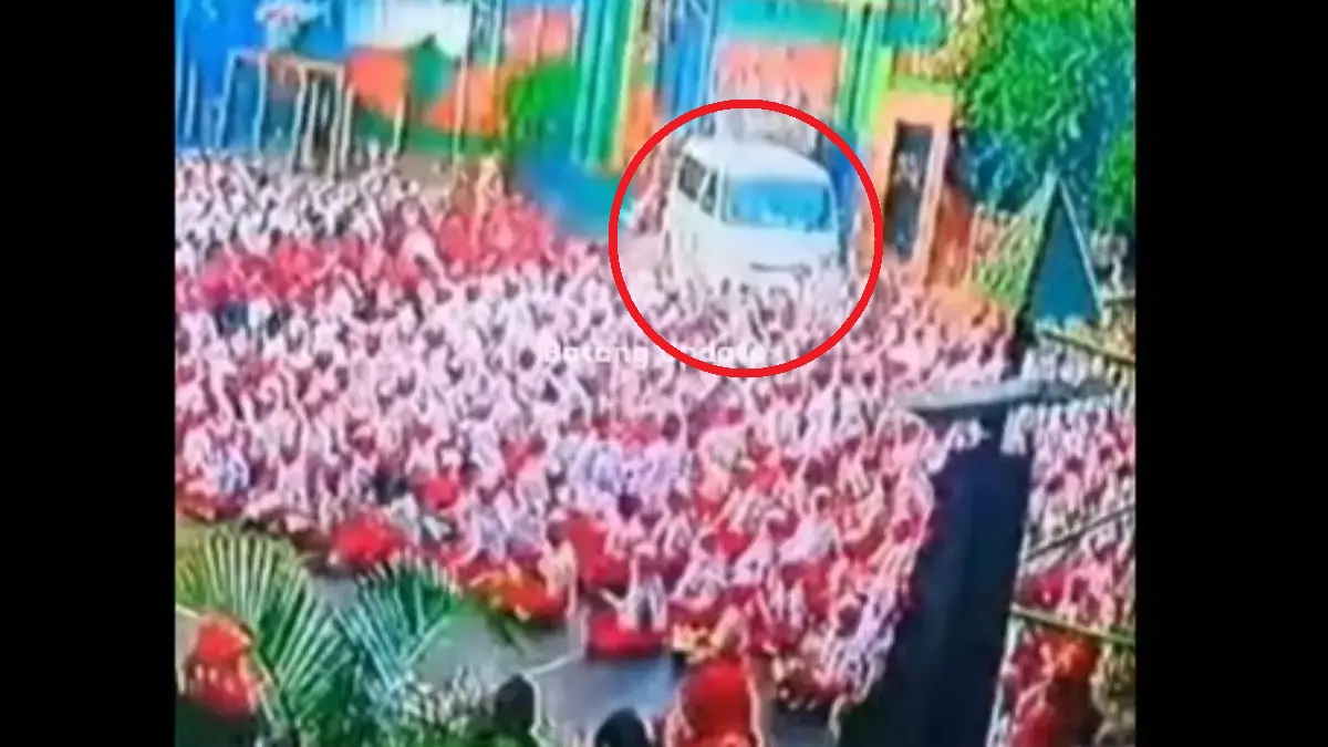 Van Pembawa Makanan Tiba-Tiba ‘Hentam’ Tapak Perhimpunan Sekolah Dipenuhi Murid