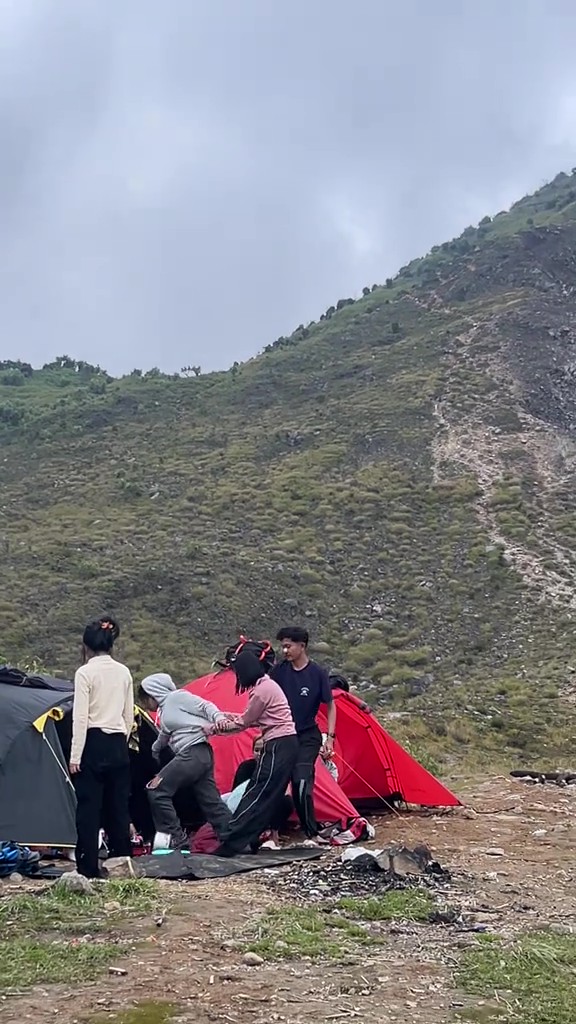 Gadis ‘Ganyang’ Teman Lelaki Hiking & Berkhemah Dengan Wanita Bertudung