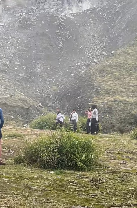 Gadis ‘Ganyang’ Teman Lelaki Hiking & Berkhemah Dengan Wanita Bertudung