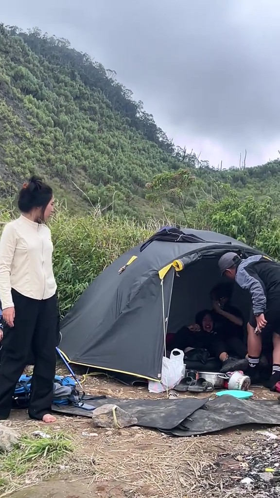 Gadis ‘Ganyang’ Teman Lelaki Hiking & Berkhemah Dengan Wanita Bertudung