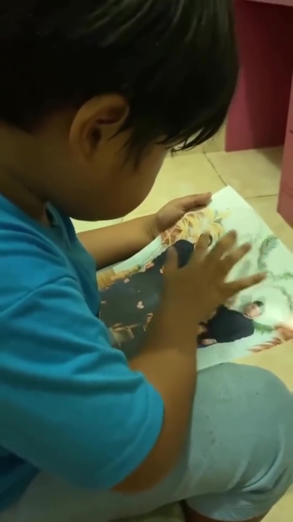 Ayah Diambil Wanita Lain, Anak Usap Gambar Keluarga, Pujuk Ibu Jangan Menangis