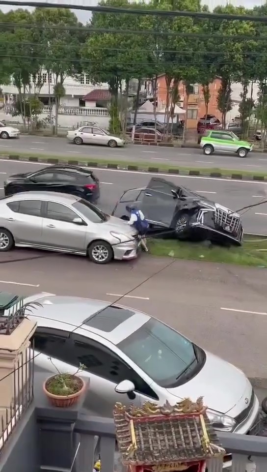 Alphard Masuk Longkang, Suami Dedahkan Hal Sebenar “Tak Boleh Tunggu 5 Saat Ke?”