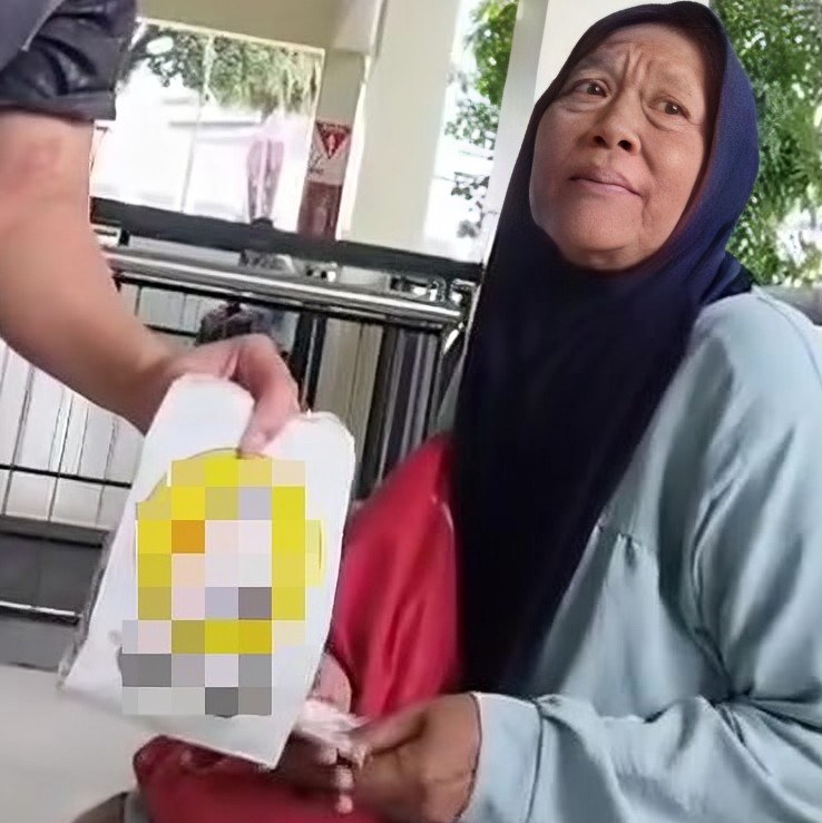 Hanya Terima Bayaran QR, Nenek Tak Dapat Beli Roti Walaupun Sudah Beratur