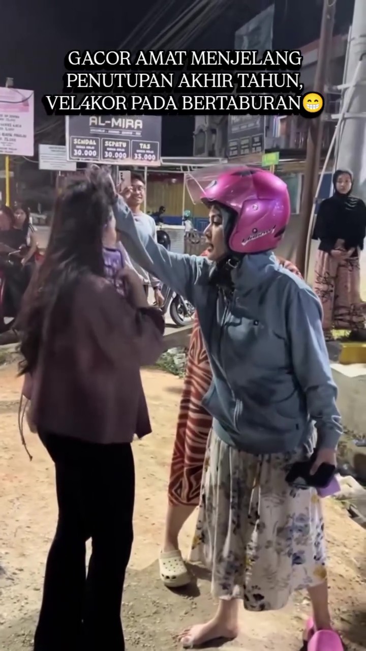 Curang Malam Minggu, Isteri ‘Pelangkung’ Suami Di Kereta, Genggam Rambut Skandal