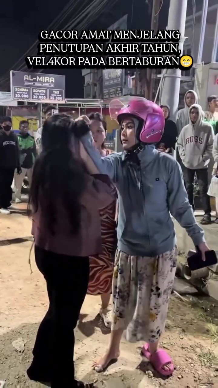 Curang Malam Minggu, Isteri ‘Pelangkung’ Suami Di Kereta, Genggam Rambut Skandal