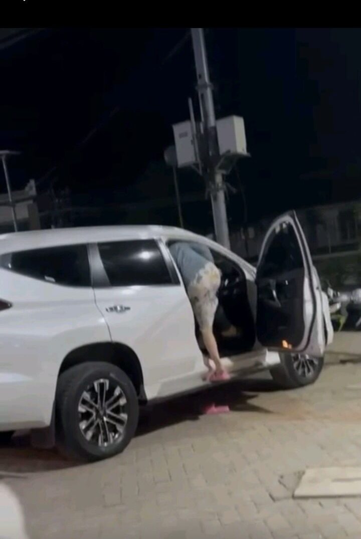 Curang Malam Minggu, Isteri ‘Pelangkung’ Suami Di Kereta, Genggam Rambut Skandal