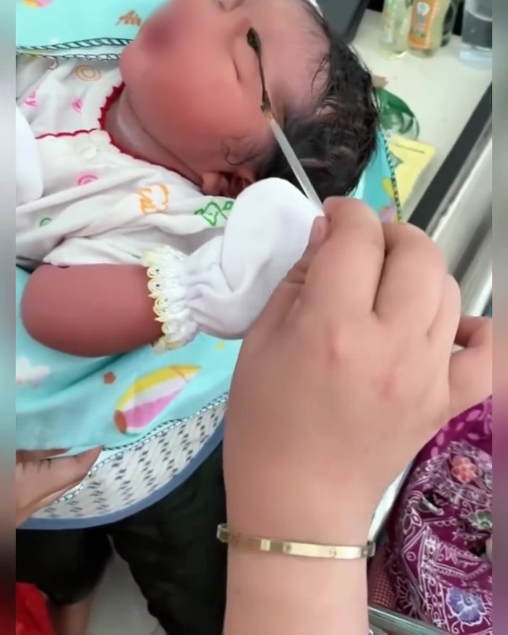 Ibu Ambil Najis Pertama Bayi Di Lampin, Dicalit Untuk Lebatkan Kening