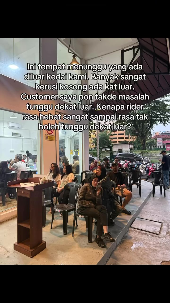 “Kau Halau Aku? Kurang Ajar!” Tuan Kedai Minta Pindah Meja, Food Rider Meradang