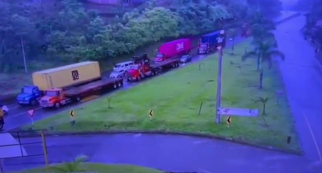 Tergelak Lihat Anak Kencing Tepi Highway, Suami Isteri Meninggal Dihentam Treler