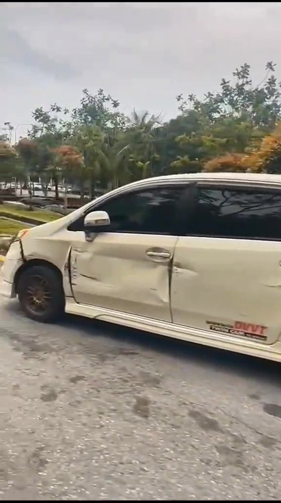 Parkir Di Laluan Kenderaan Berat, Hampir 1 Jam Tak Muncul, Lori ‘Sagat’ Kereta