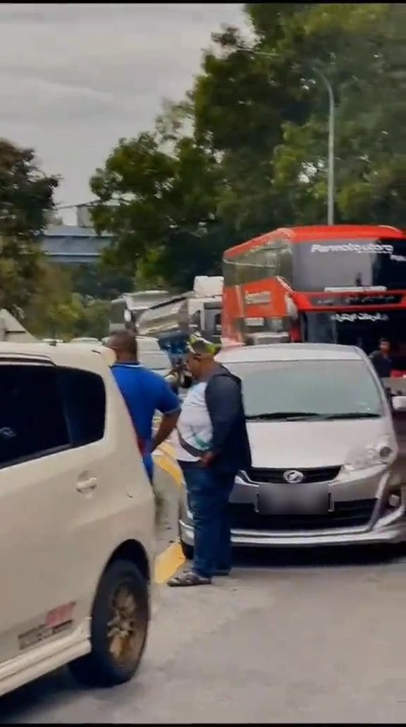 Parkir Di Laluan Kenderaan Berat, Hampir 1 Jam Tak Muncul, Lori ‘Sagat’ Kereta