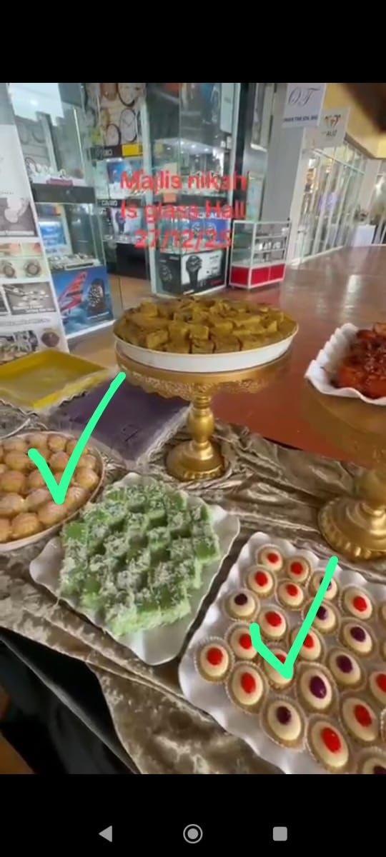 Sponsor 10 Kotak Kuih Untuk Wedding Abang, Pihak Dewan Letak Di Majlis Sebelah