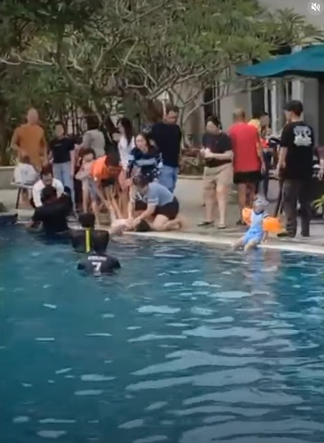 2 Beradik Kembar Ditemui Terapung Di Kolam Renang, Keluarga Tolak Post Mortem