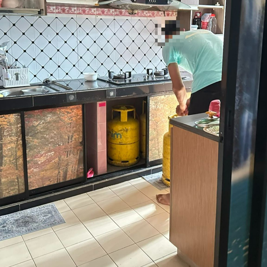 Suami Keluar Bekerja, Isteri Terperanjat Penghantar Tong Gas Tunjukkan ‘Mr P’