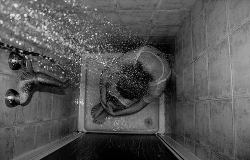 Kesan Czer Dikasari Suami, Isteri Selesai Mandikan Anak Ngesot Keluar Bilik Air