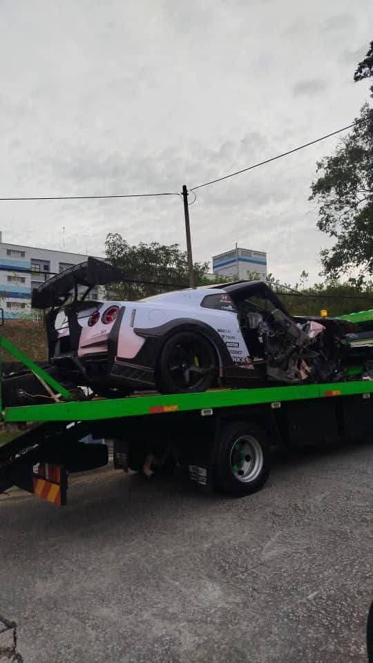 Nissan GT-R Laju Hilang Kawalan, 2 Meninggal Dalam Nahas Berdekatan Rumah Taman