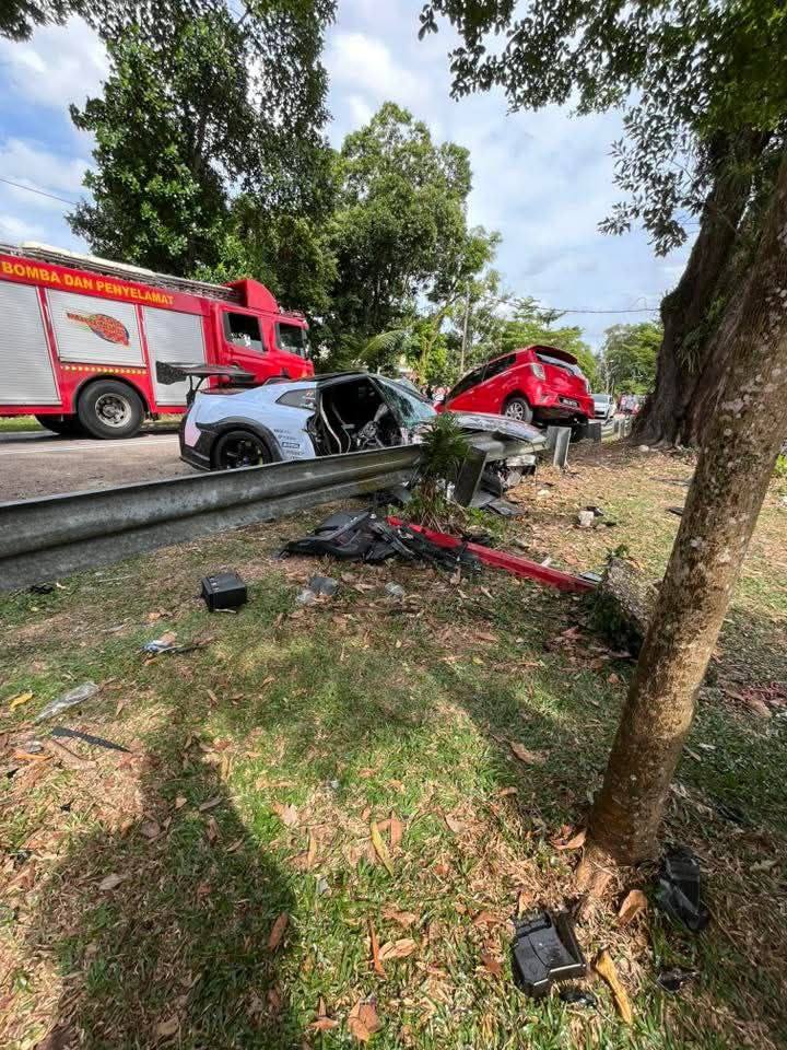Nissan GT-R Laju Hilang Kawalan, 2 Meninggal Dalam Nahas Berdekatan Rumah Taman
