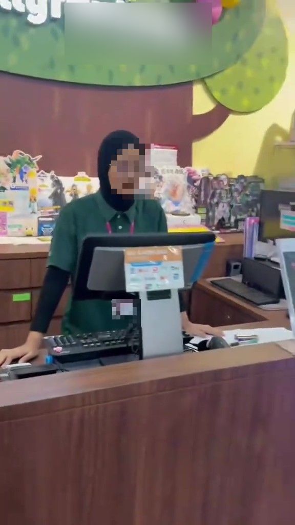 Bertengkar Di Pusat Arcade, Pelanggan Kesal Game Lumba Kereta Tiba-Tiba Ditutup