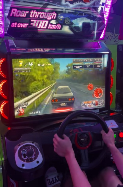 Bertengkar Di Pusat Arcade, Pelanggan Kesal Game Lumba Kereta Tiba-Tiba Ditutup
