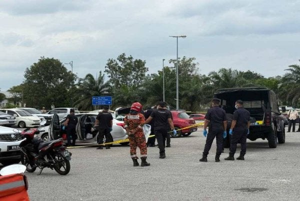 Lelaki Reput Dalam Kereta Di Melaka : Bekas Kaca Dengan Kesan Arang Ditemui