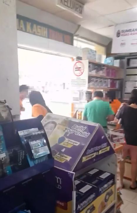 Pelanggan Main Tukar-Tukar Telur Dari Bekas Asal, Pekerja Mini Market Meradang