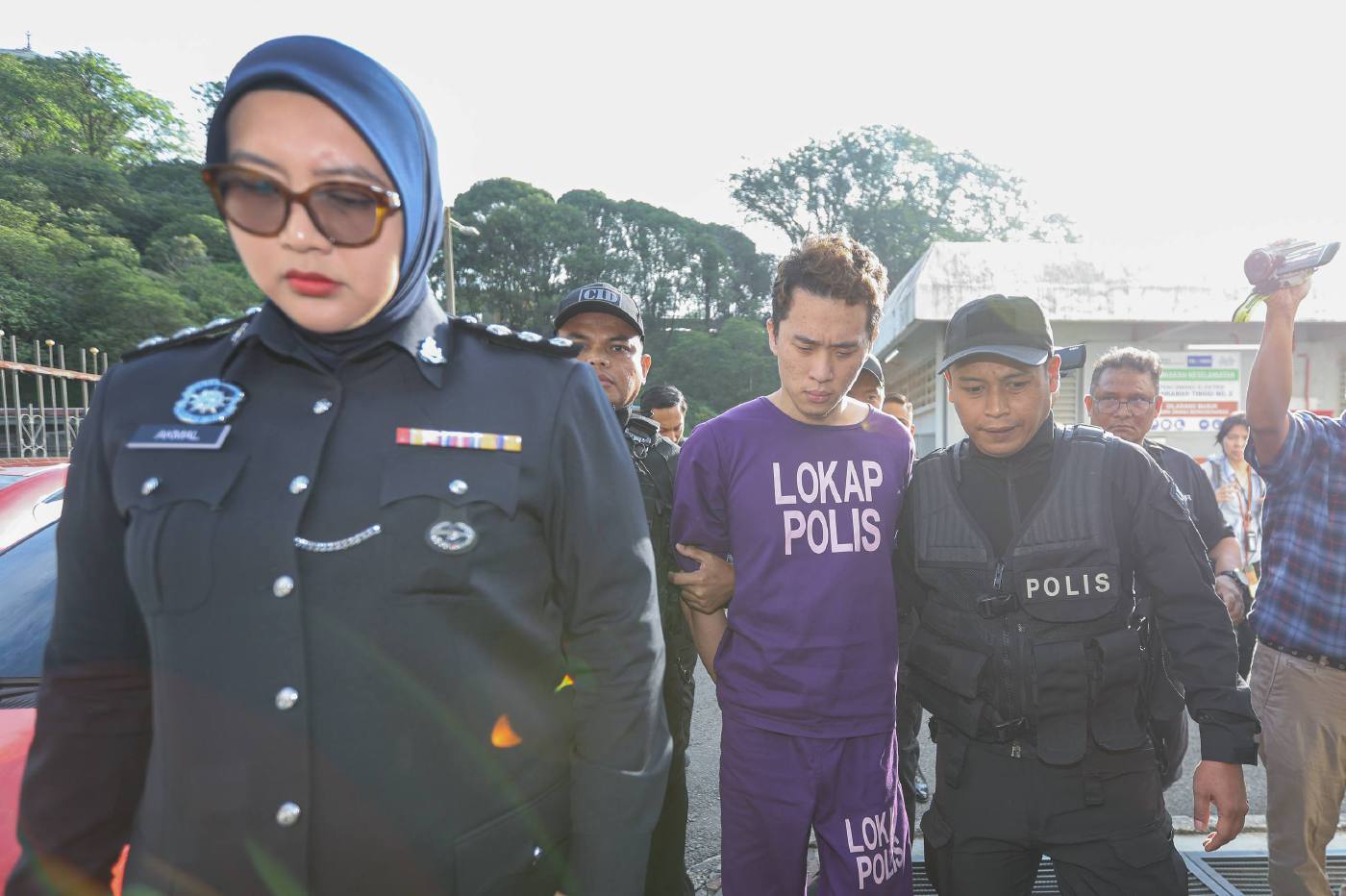 Dr Chia Tong Hong Alihkan Kedudukan Badan Anak & Lupuskan Kuku Palsu Isteri