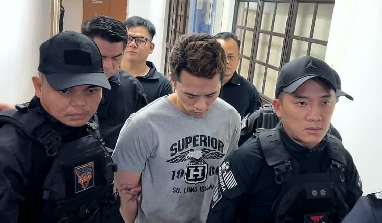 Dr Chia Tong Hong Alihkan Kedudukan Badan Anak & Lupuskan Kuku Palsu Isteri